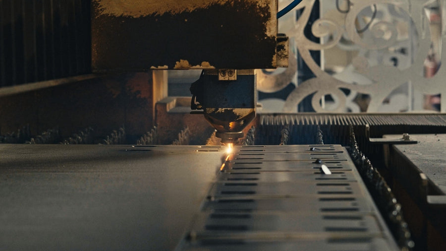 Fiber laser cutting head with nozzle